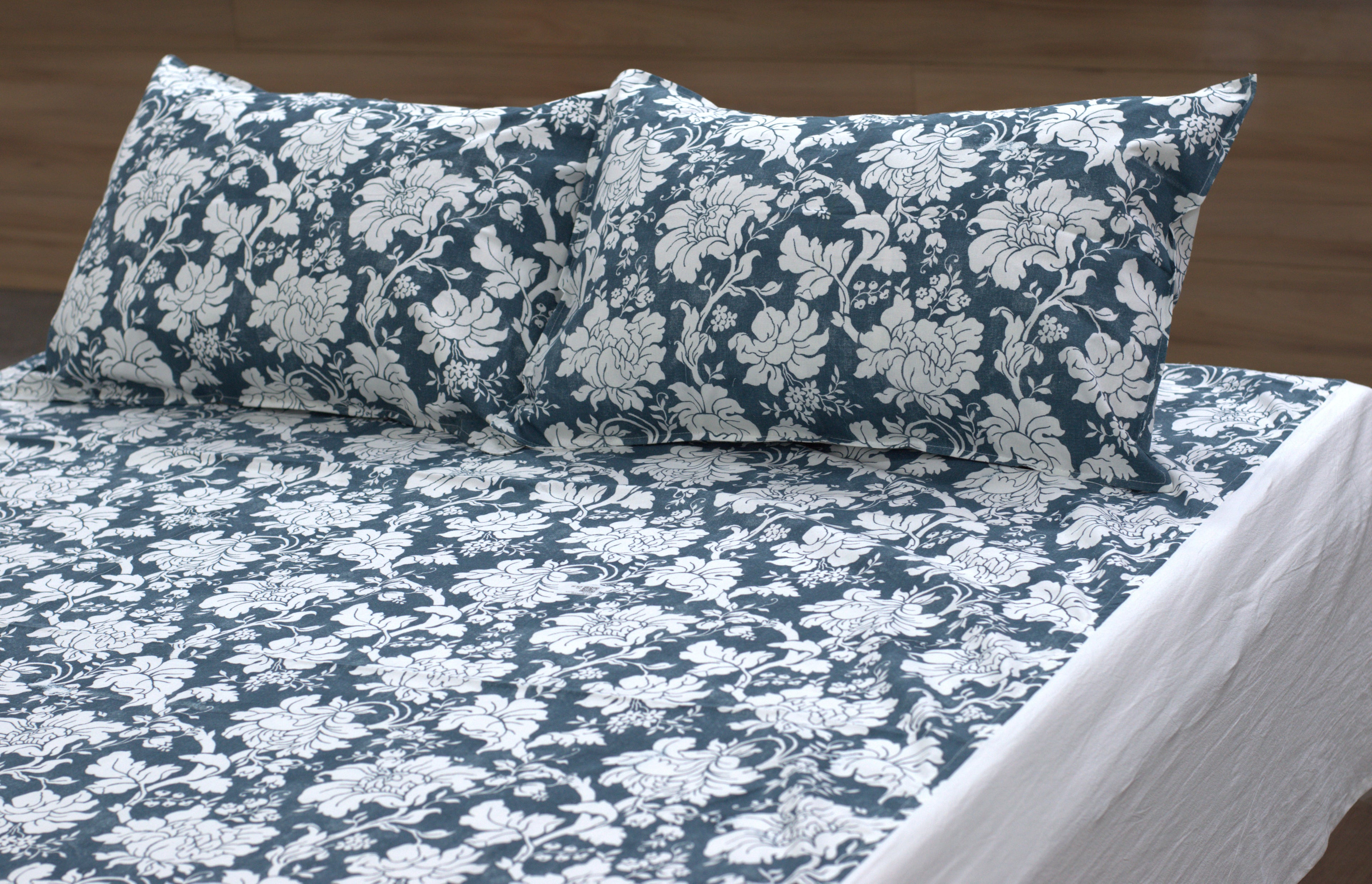 Queen Size Cotton Bedsheet with 2 Pillow Covers – Black & White Floral Print