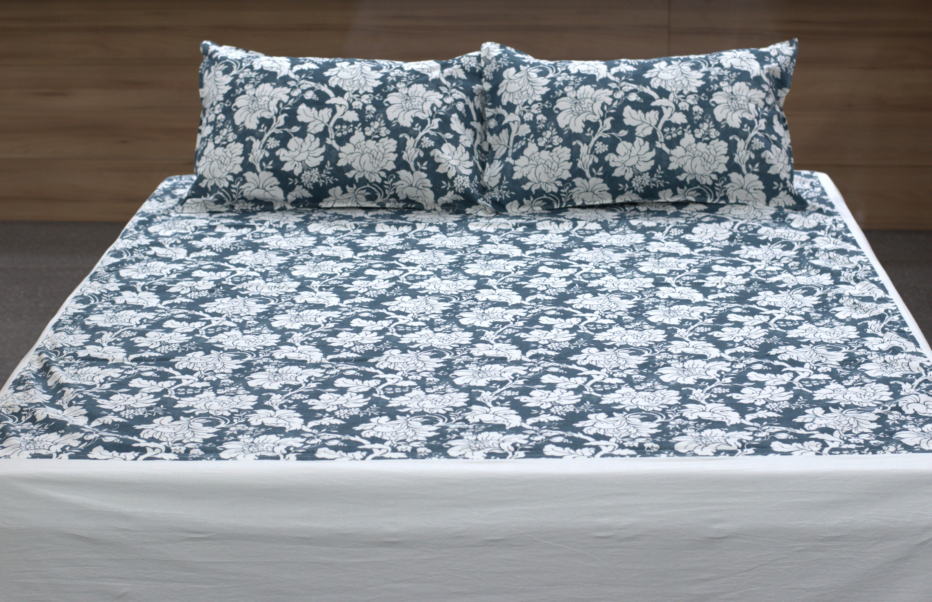 Queen Size Cotton Bedsheet with 2 Pillow Covers – Black & White Floral Print