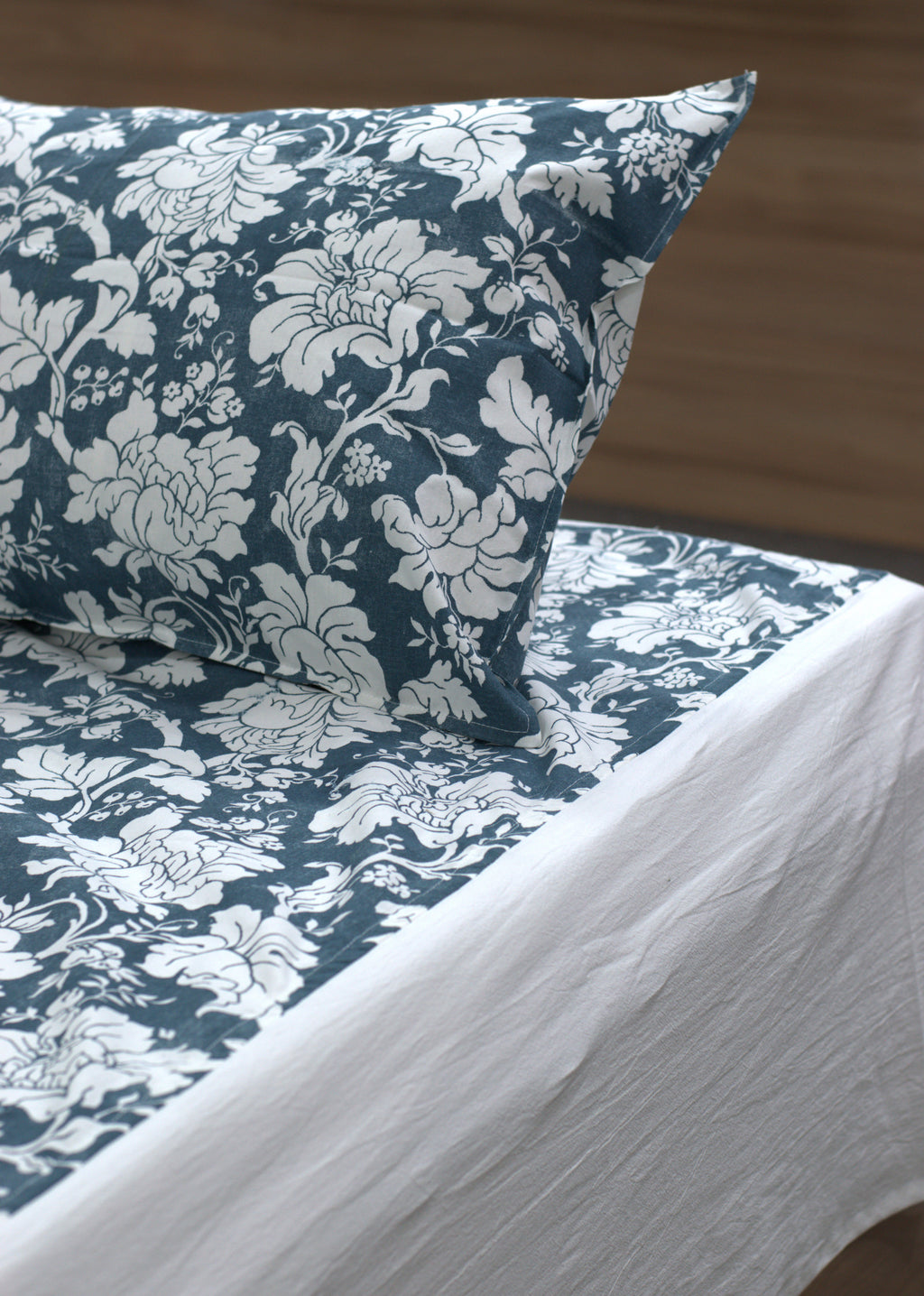 Queen Size Cotton Bedsheet with 2 Pillow Covers – Black & White Floral Print