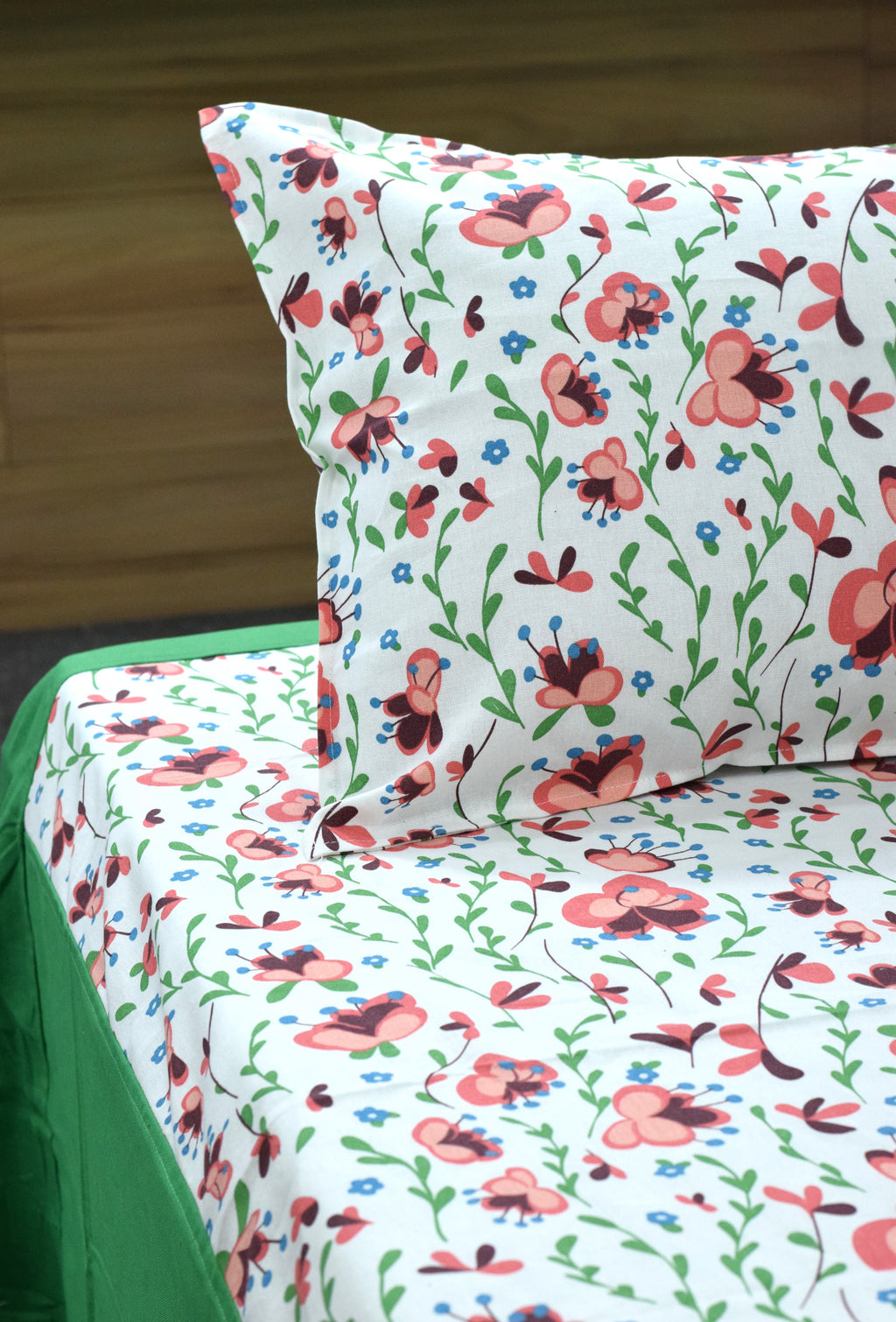 King Size Floral Printed Bedsheet with 2 Pillow Covers | White & Green |