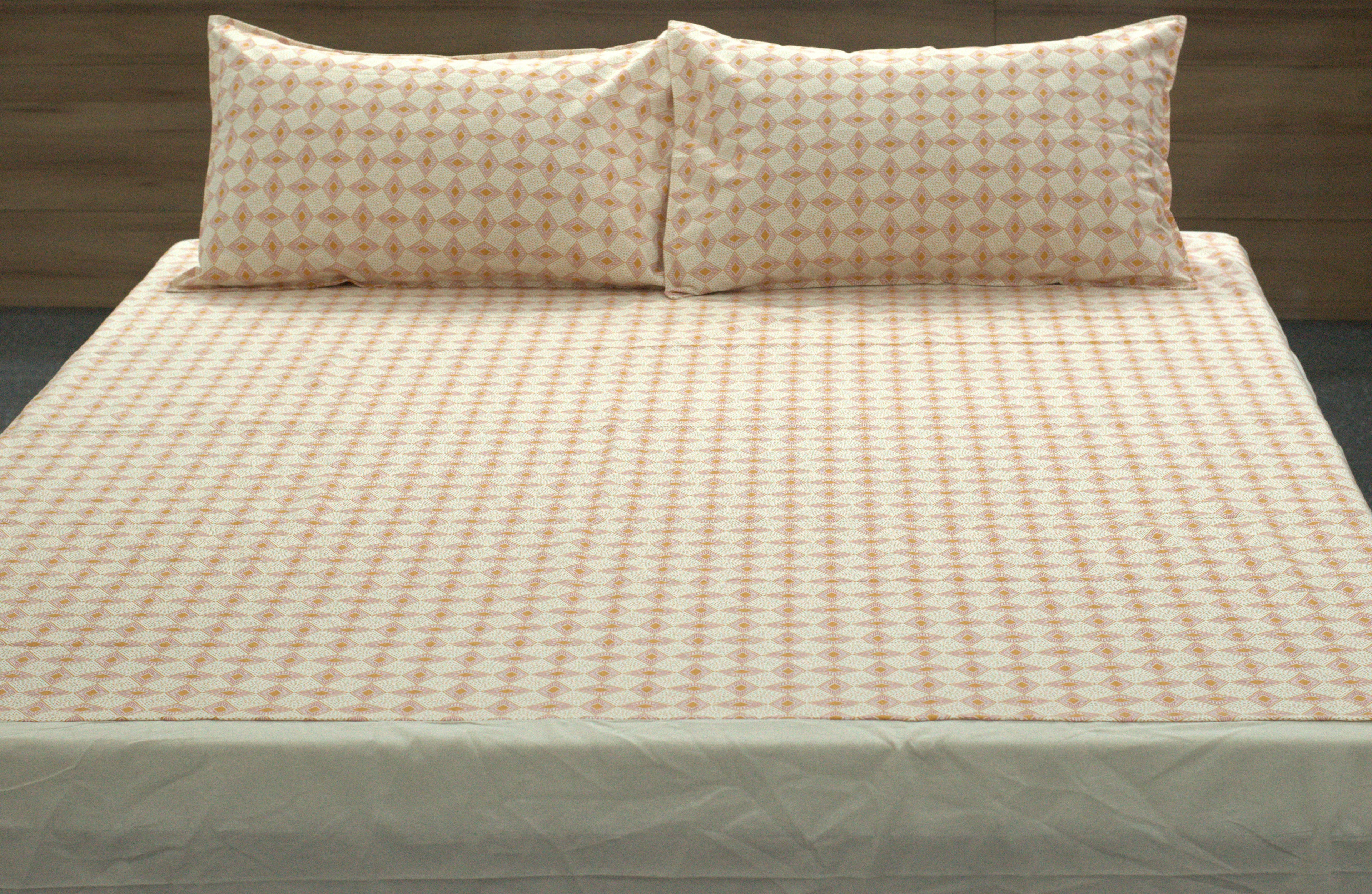 King Size Cotton Bedsheet with 2 Pillow Covers – Cream & Peach Geometric Print |