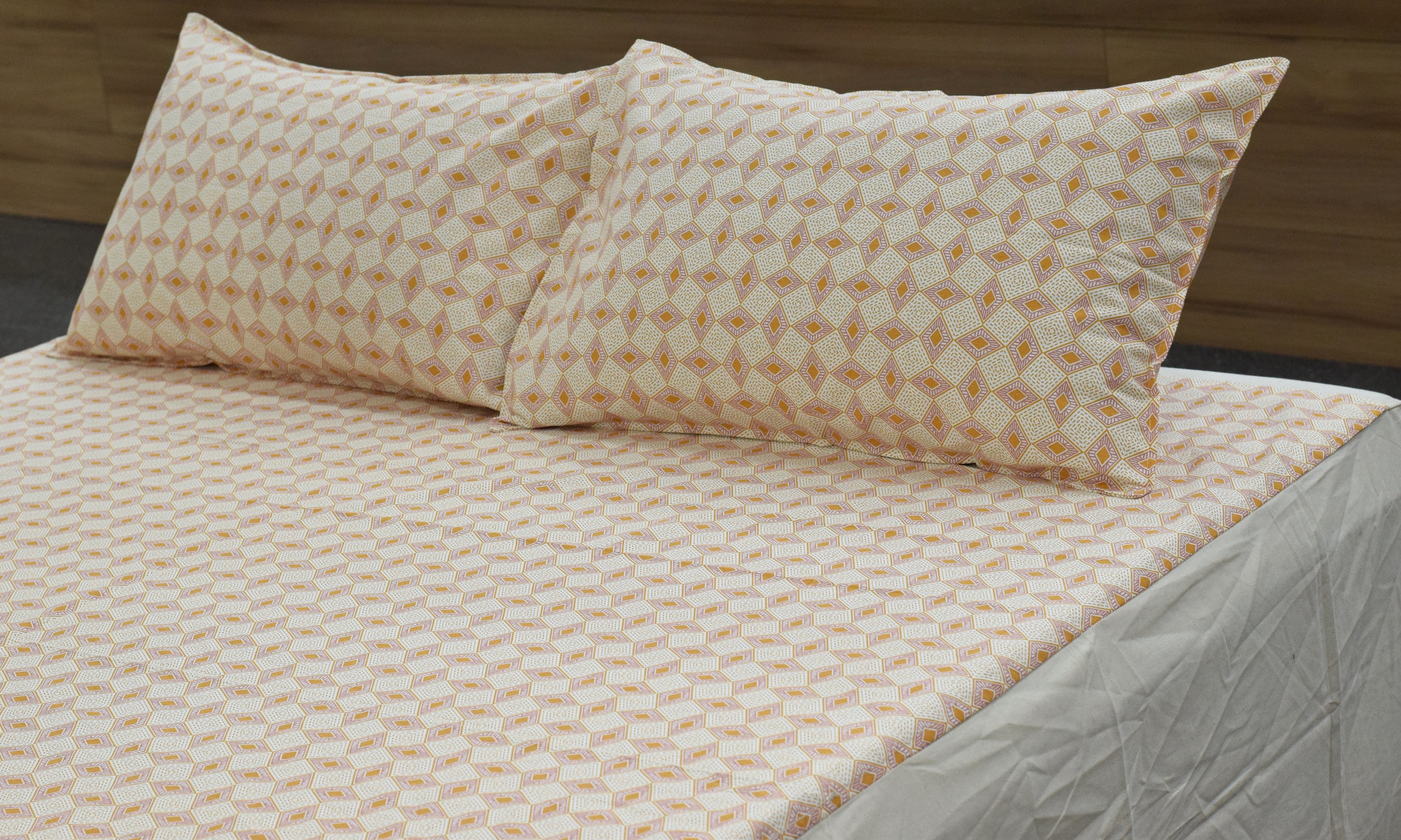 King Size Cotton Bedsheet with 2 Pillow Covers – Cream & Peach Geometric Print |
