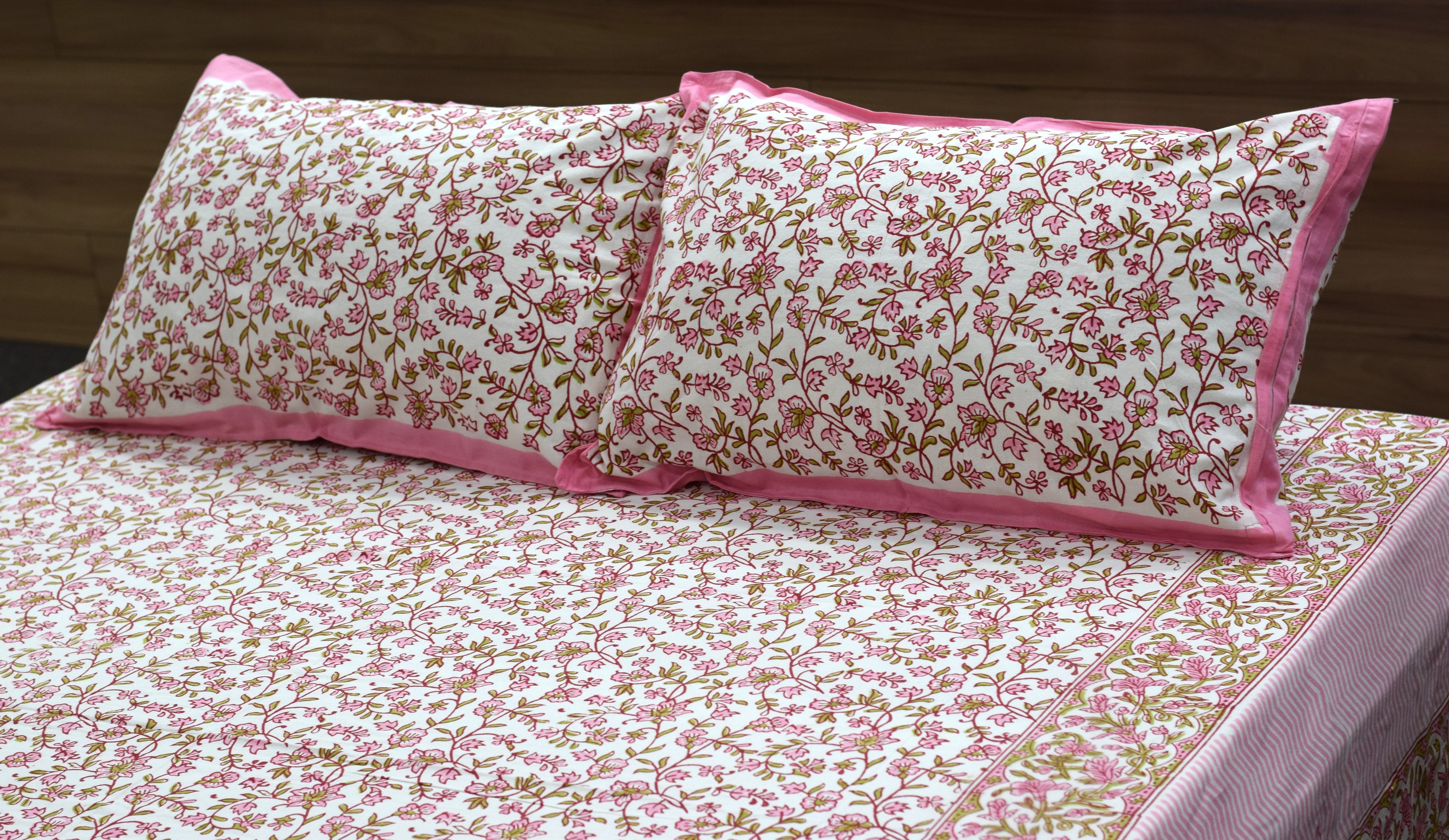 Queen Size Cotton Floral Printed Bedsheet with 2 Pillow Covers – Pink & White | 86 x 104 Inches