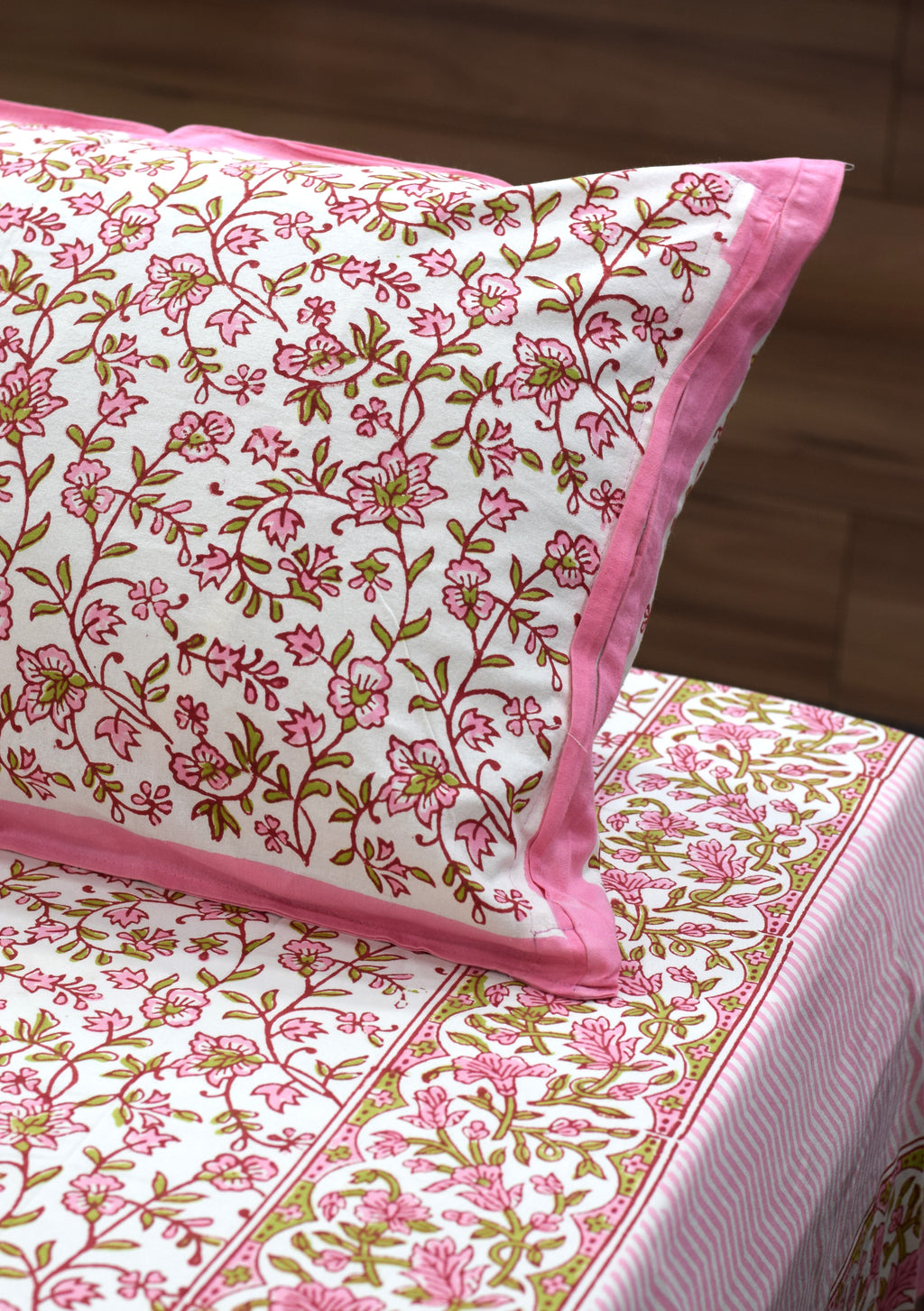 Queen Size Cotton Floral Printed Bedsheet with 2 Pillow Covers – Pink & White | 86 x 104 Inches