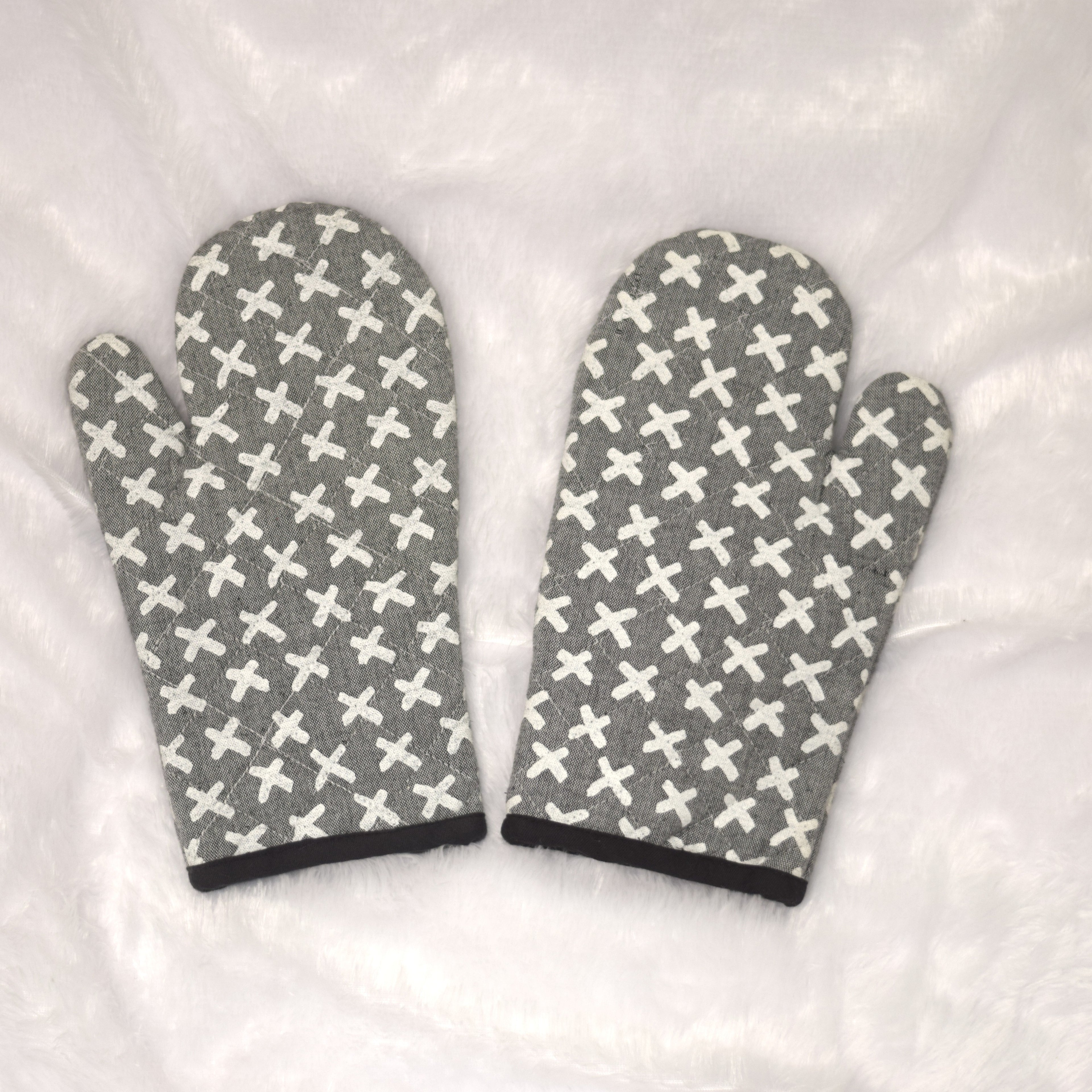 Grey Cross Pattern Cotton Oven Gloves - Set of 2 - View 2 - Cotton - Nushio