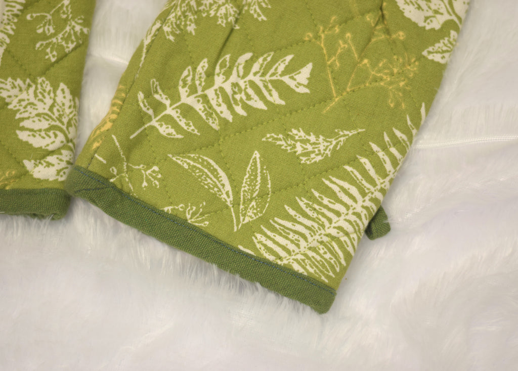 Green Leaf Print Cotton Oven Gloves - Set of 2 - View 3 - Cotton - Nushio