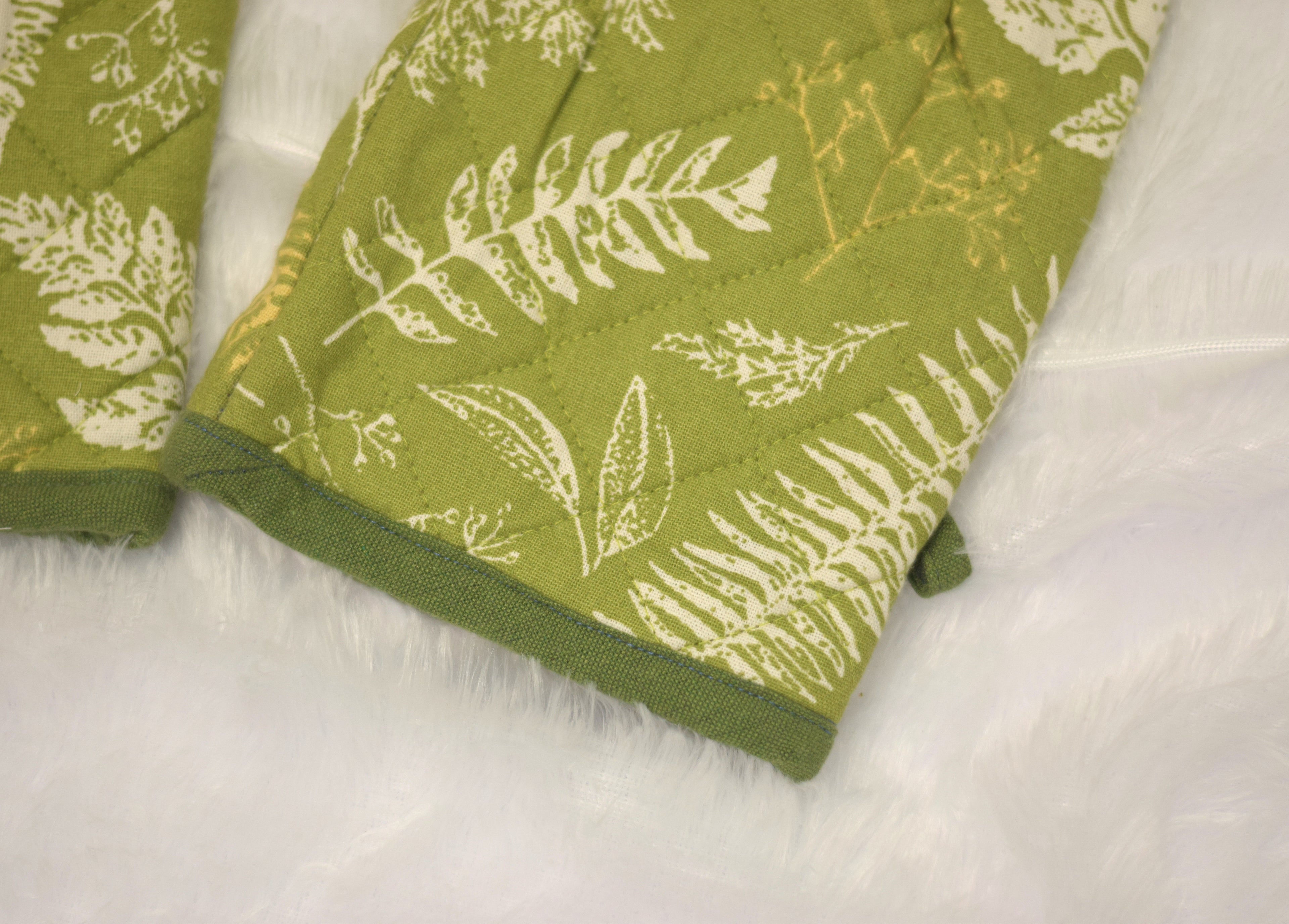 Green Leaf Print Cotton Oven Gloves - Set of 2 - View 3 - Cotton - Nushio